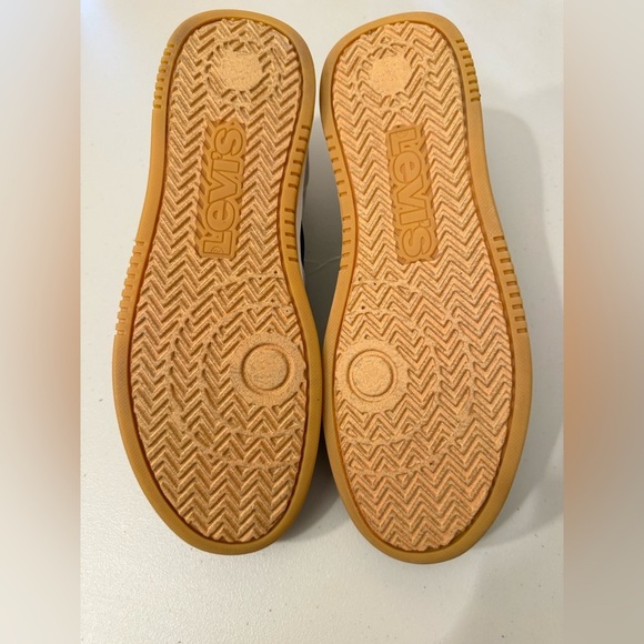 Levi's White and Gray Sneakers with Minimalist Design - Picture 4 of 5